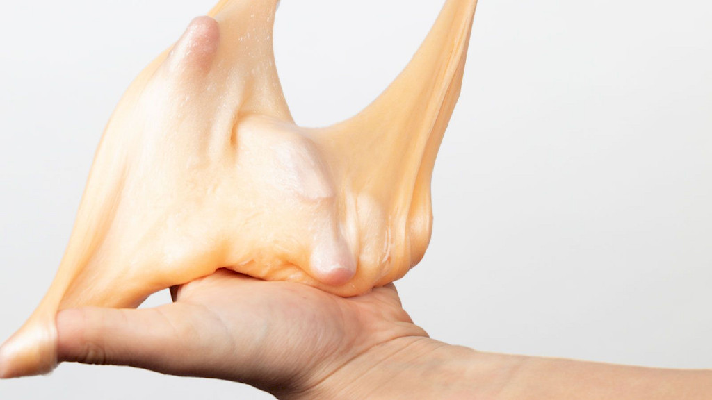 Fotografie von Marcia Breuer.  Orange-farbener Schleim l&auml;uft auf eine Hand. Die Formen der Finger sind durch den Schleim zu erkennen.